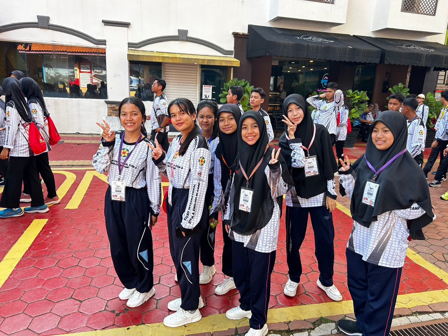 LINE_ALBUM_khay Stem and English Camp n prathes maleseiy_241120_17.jpg